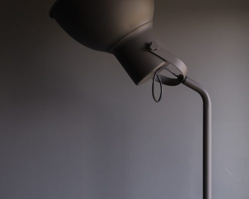 Lampa przemysłowy styl – idealna do studia