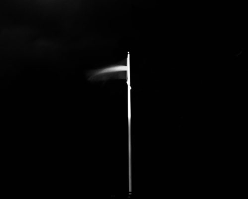 Nowoczesna minimalistyczna lampa podłogowa z metalowego słupa, idealna do salonu