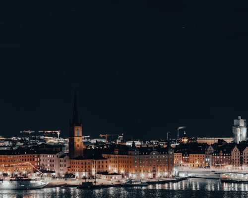 Nordycka lampa sufitowa do wielofunkcyjnej przestrzeni