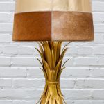 Lampa stołowa z orzecha włoskiego z epoki środkowego wieku.
