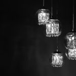 Lampka wiejskiego stylu z drewnianym żyrandolem