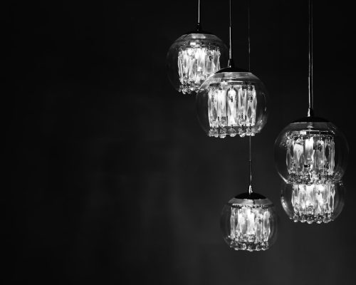 Lampka wiejskiego stylu z drewnianym żyrandolem