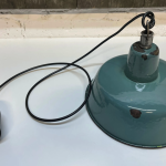 Lampa magazynowa z zielonym emaliowanym wykończeniem – retro urok!