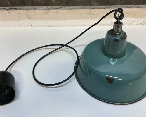 Lampa magazynowa z zielonym emaliowanym wykończeniem – retro urok!