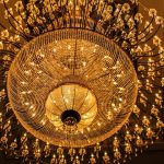 Elegancki żyrandol kaskadowy do dwupoziomowych holów