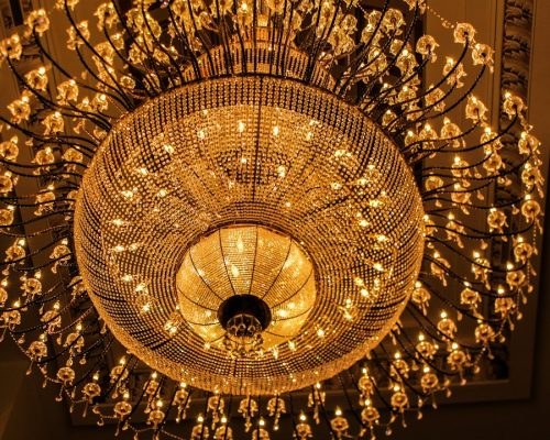 Elegancki żyrandol kaskadowy do dwupoziomowych holów
